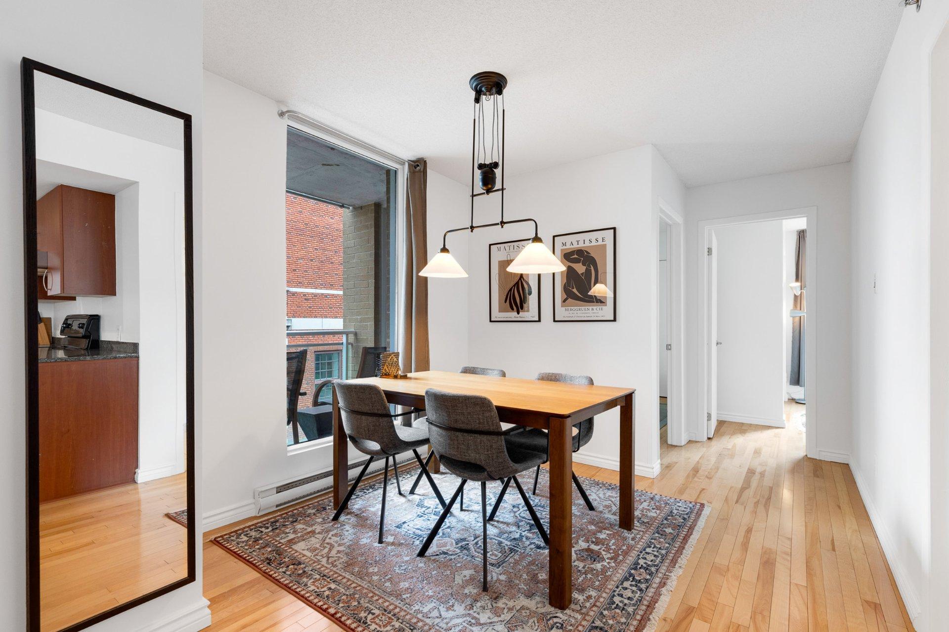 









98


Rue Charlotte

, 453,
Montréal (Ville-Marie),




QC
H2X4E2

