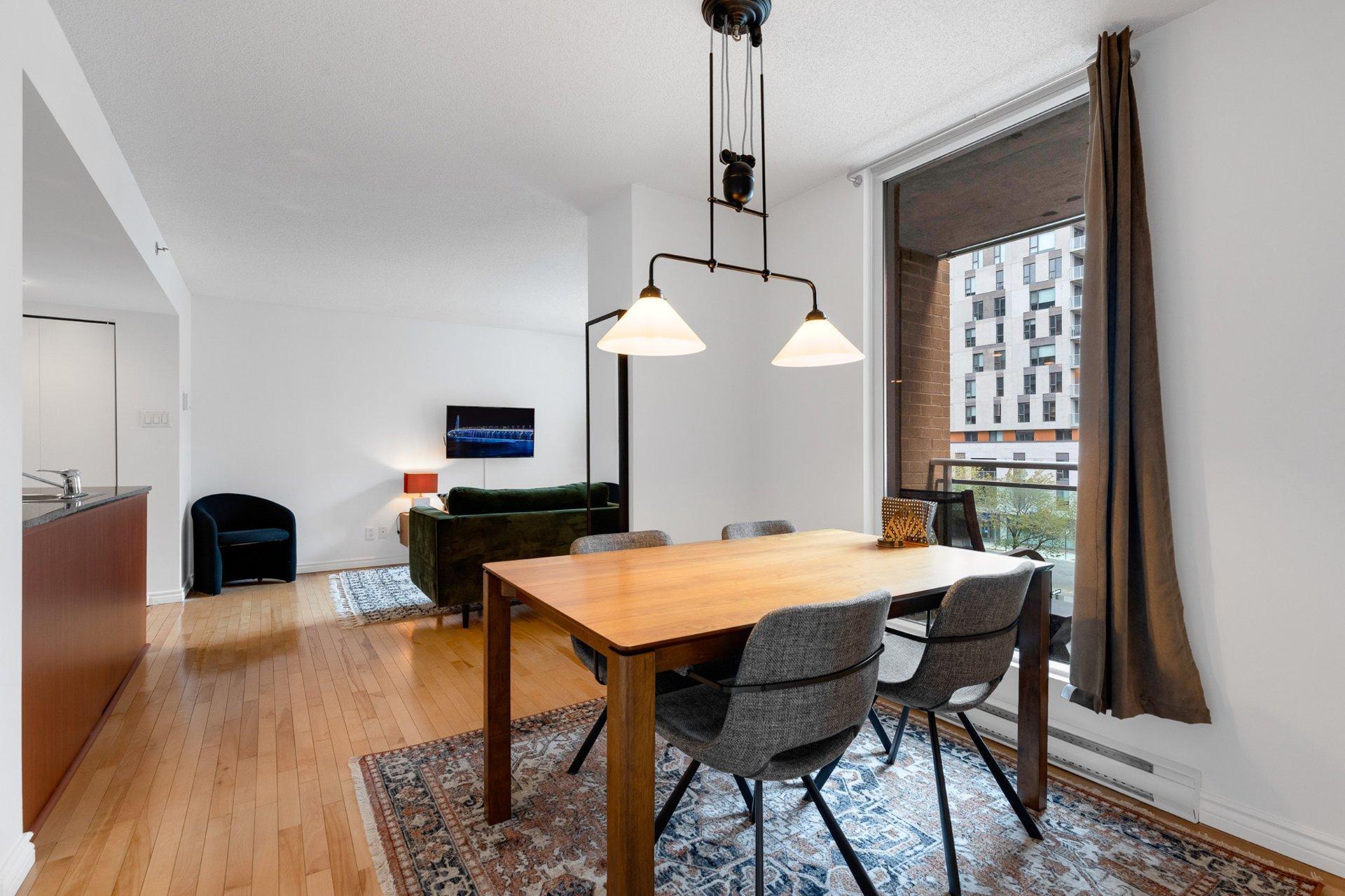 









98


Rue Charlotte

, 453,
Montréal (Ville-Marie),




QC
H2X4E2

