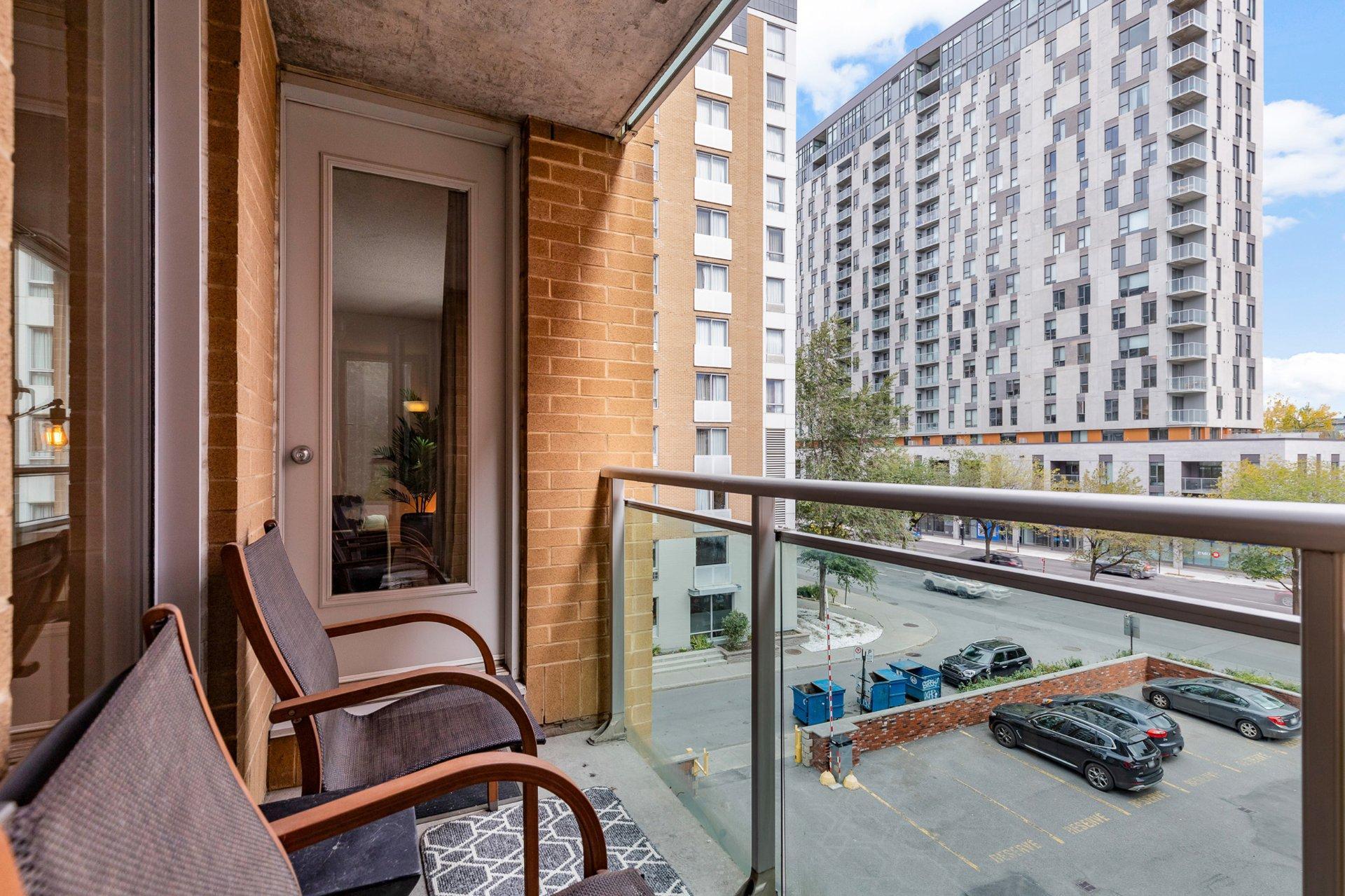 









98


Rue Charlotte

, 453,
Montréal (Ville-Marie),




QC
H2X4E2

