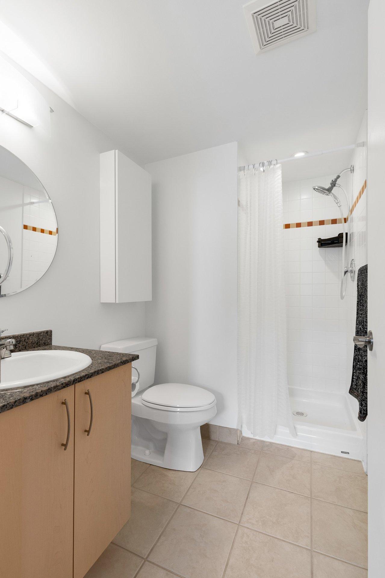 









98


Rue Charlotte

, 453,
Montréal (Ville-Marie),




QC
H2X4E2

