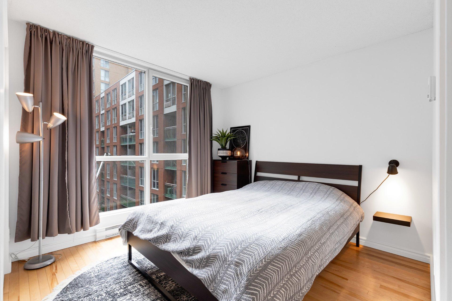 









98


Rue Charlotte

, 453,
Montréal (Ville-Marie),




QC
H2X4E2

