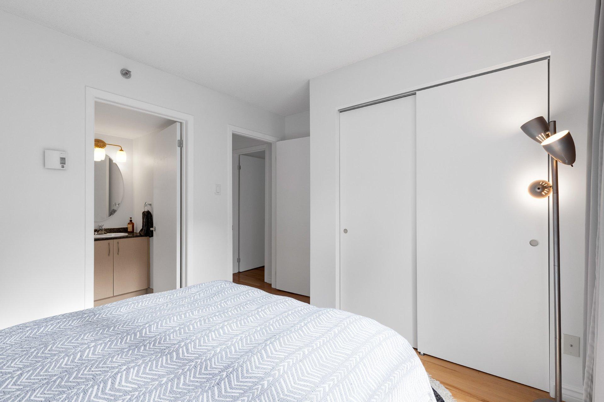 









98


Rue Charlotte

, 453,
Montréal (Ville-Marie),




QC
H2X4E2

