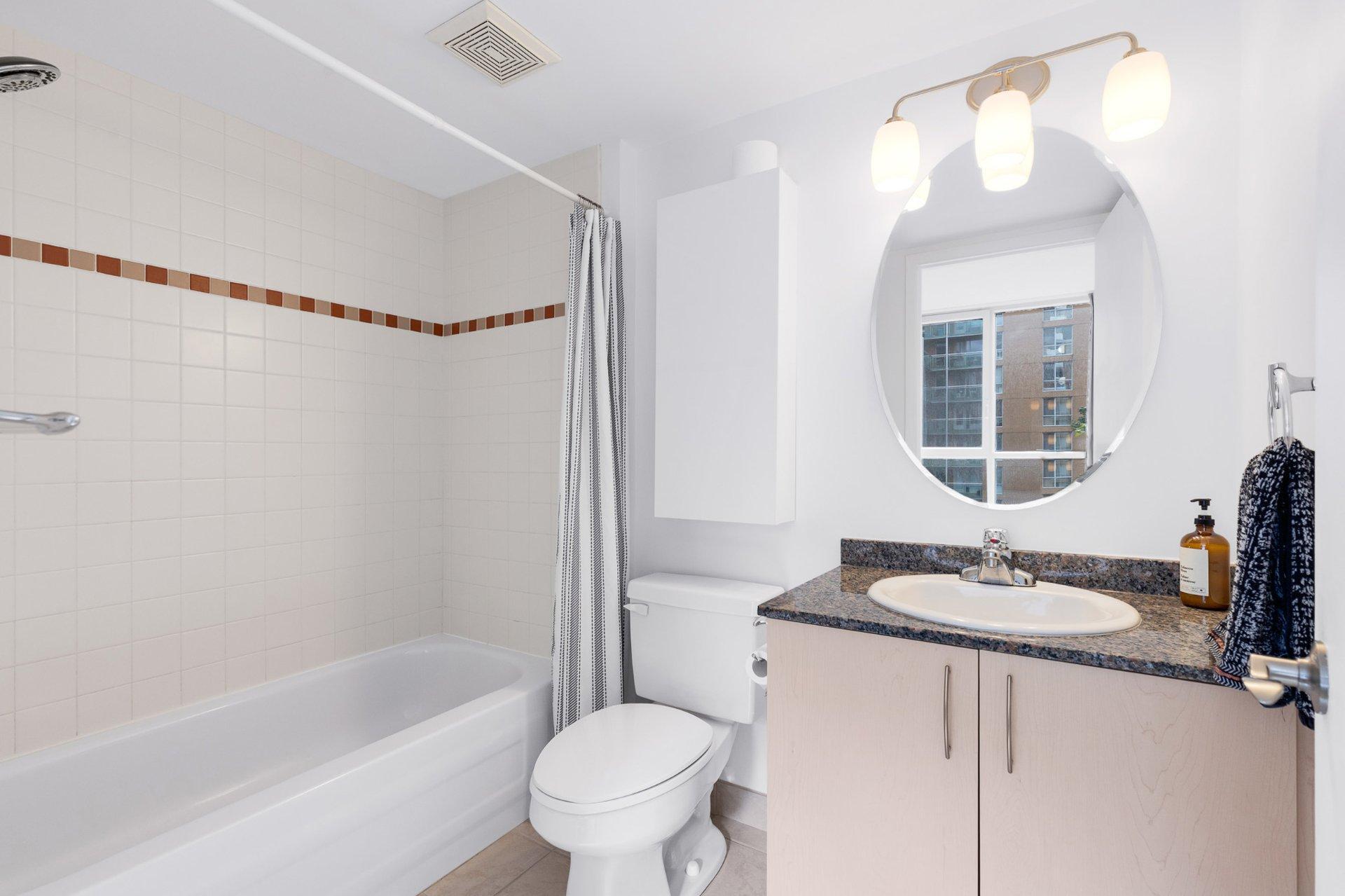









98


Rue Charlotte

, 453,
Montréal (Ville-Marie),




QC
H2X4E2

