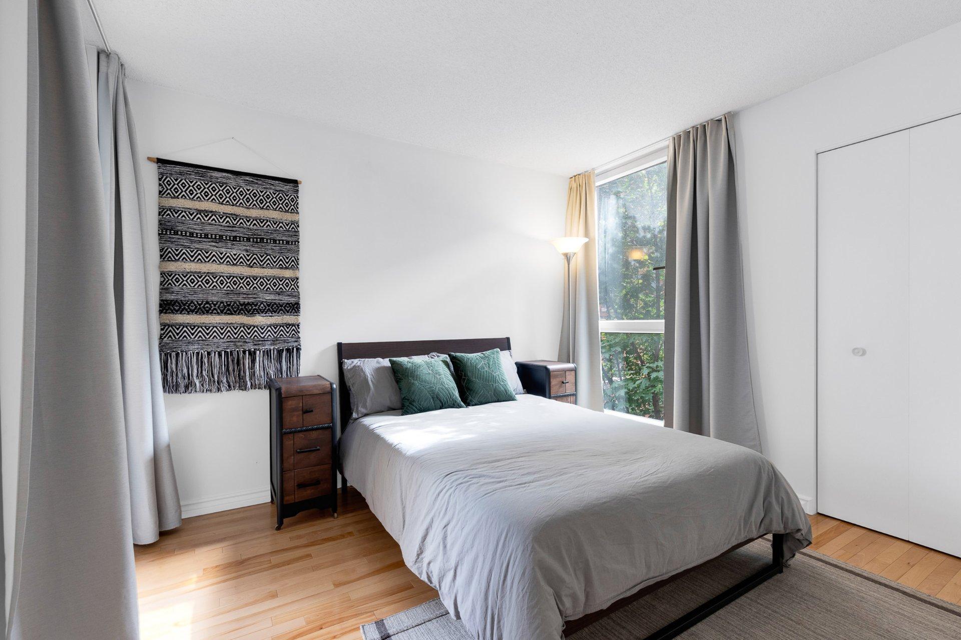 









98


Rue Charlotte

, 453,
Montréal (Ville-Marie),




QC
H2X4E2


