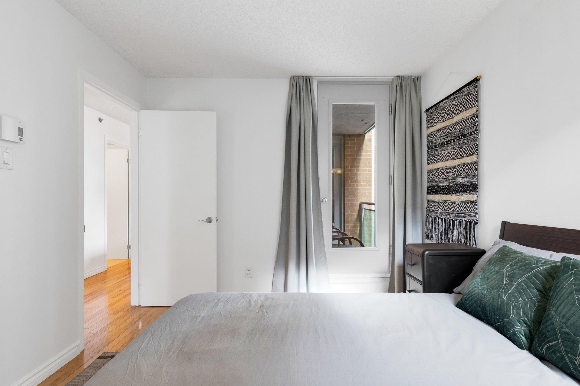 









98


Rue Charlotte

, 453,
Montréal (Ville-Marie),




QC
H2X4E2

