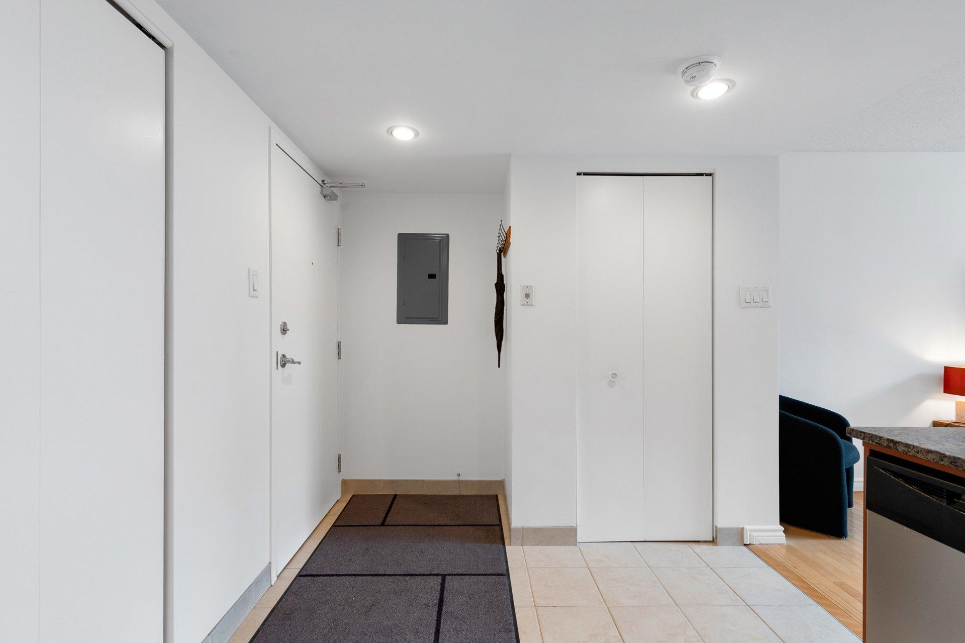 









98


Rue Charlotte

, 453,
Montréal (Ville-Marie),




QC
H2X4E2

