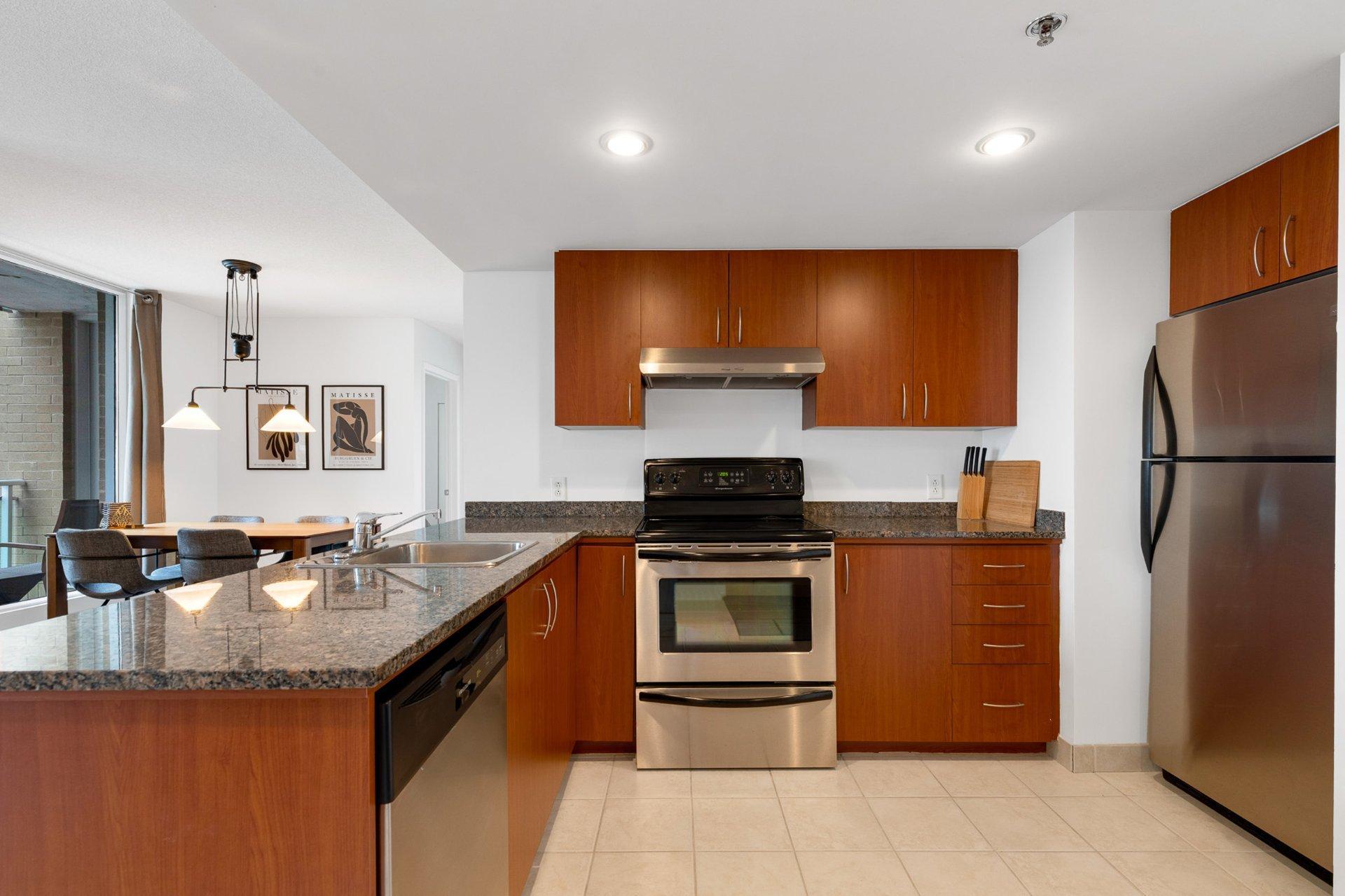 









98


Rue Charlotte

, 453,
Montréal (Ville-Marie),




QC
H2X4E2

