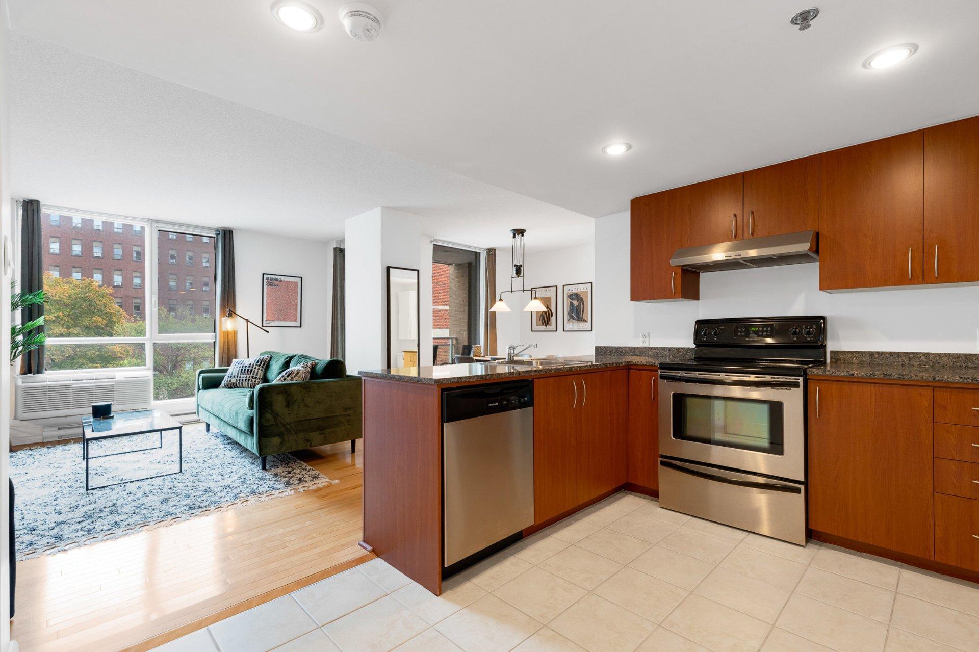









98


Rue Charlotte

, 453,
Montréal (Ville-Marie),




QC
H2X4E2

