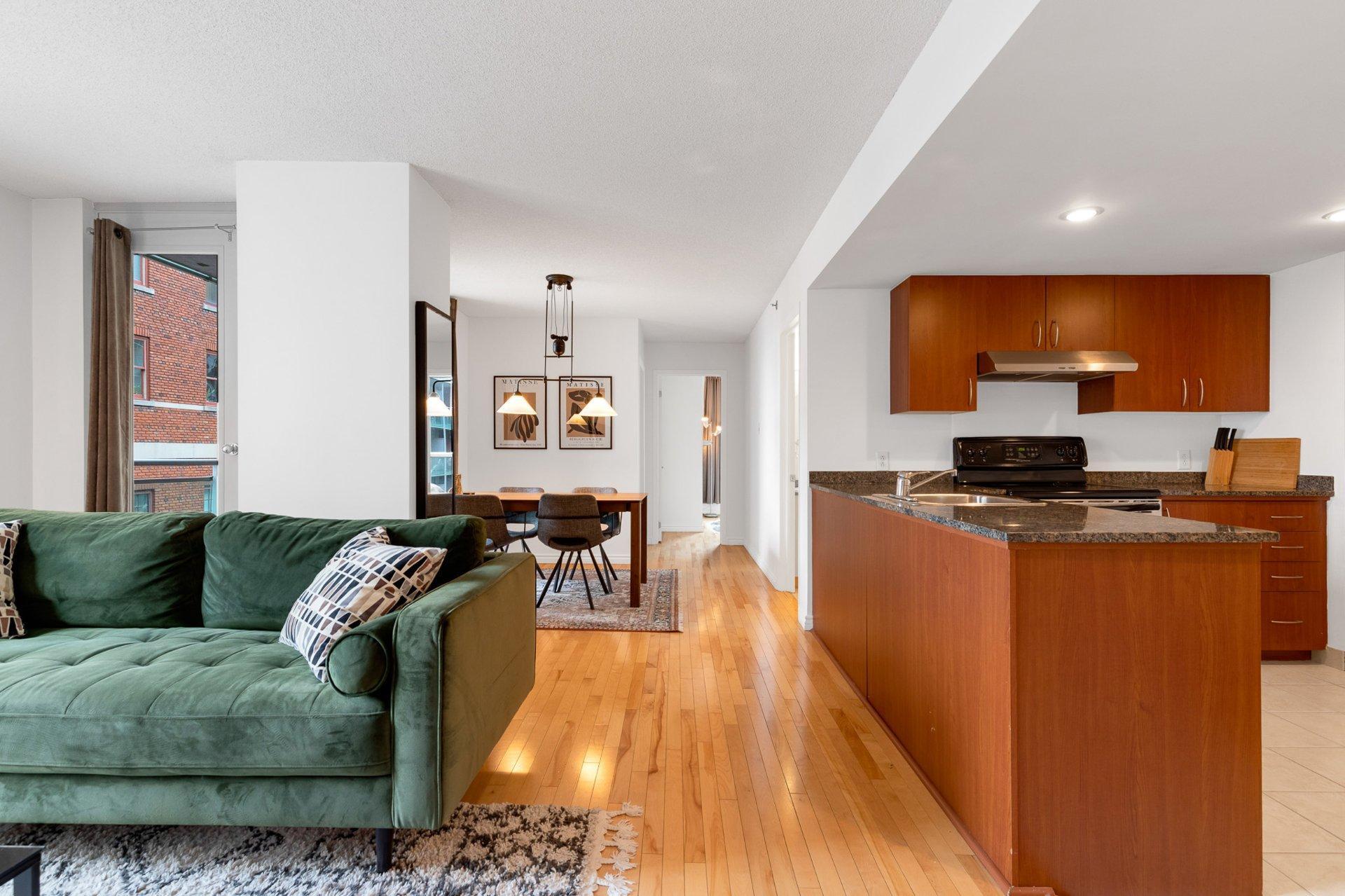 









98


Rue Charlotte

, 453,
Montréal (Ville-Marie),




QC
H2X4E2

