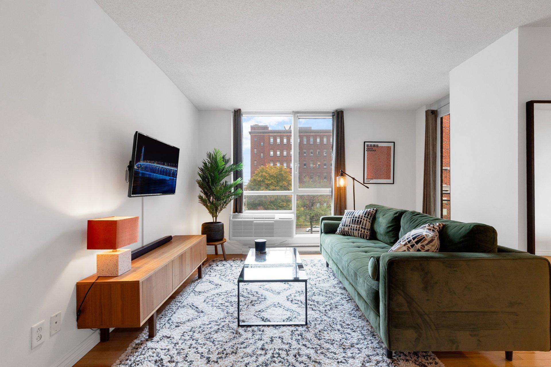 









98


Rue Charlotte

, 453,
Montréal (Ville-Marie),




QC
H2X4E2

