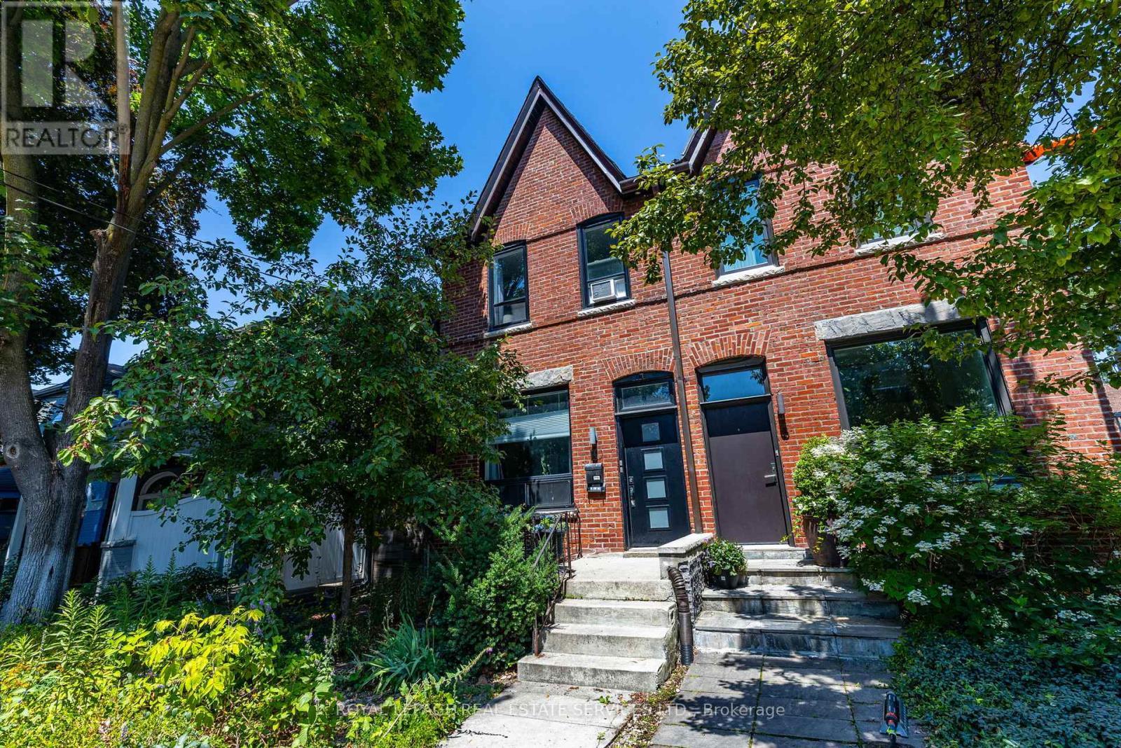












10 FOLLIS AVENUE

,
Toronto,




Ontario
M6G1S3

