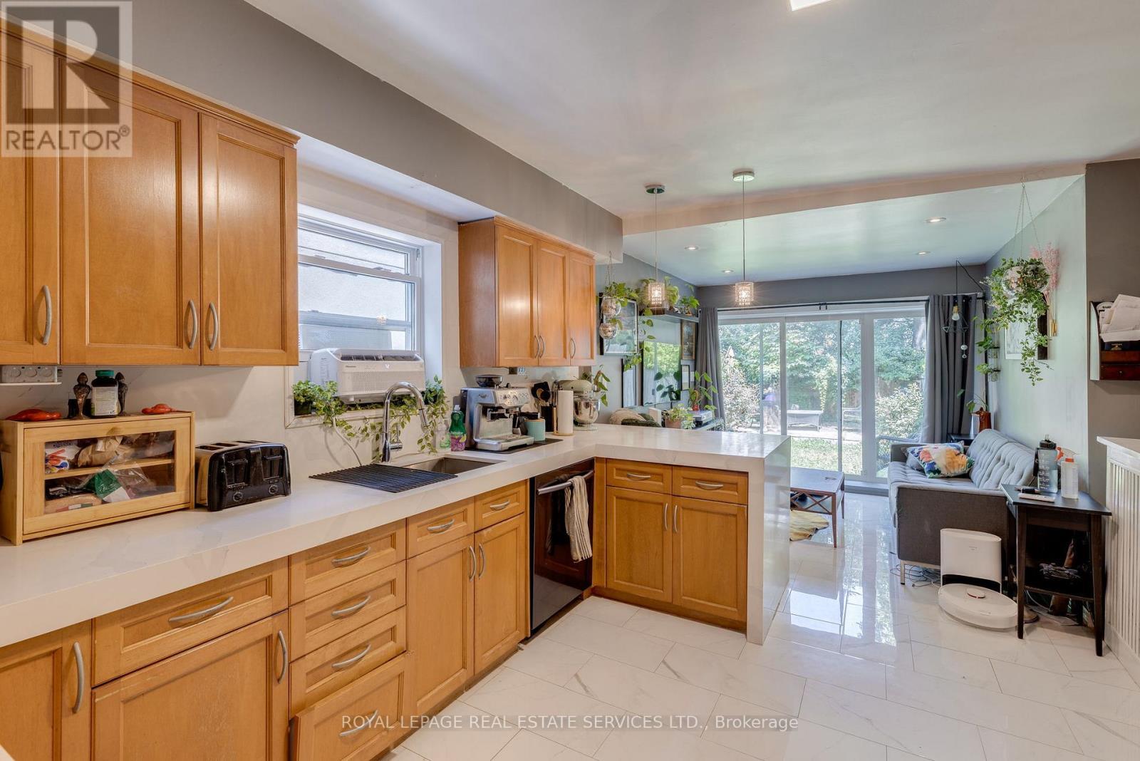 












10 FOLLIS AVENUE

,
Toronto,




Ontario
M6G1S3

