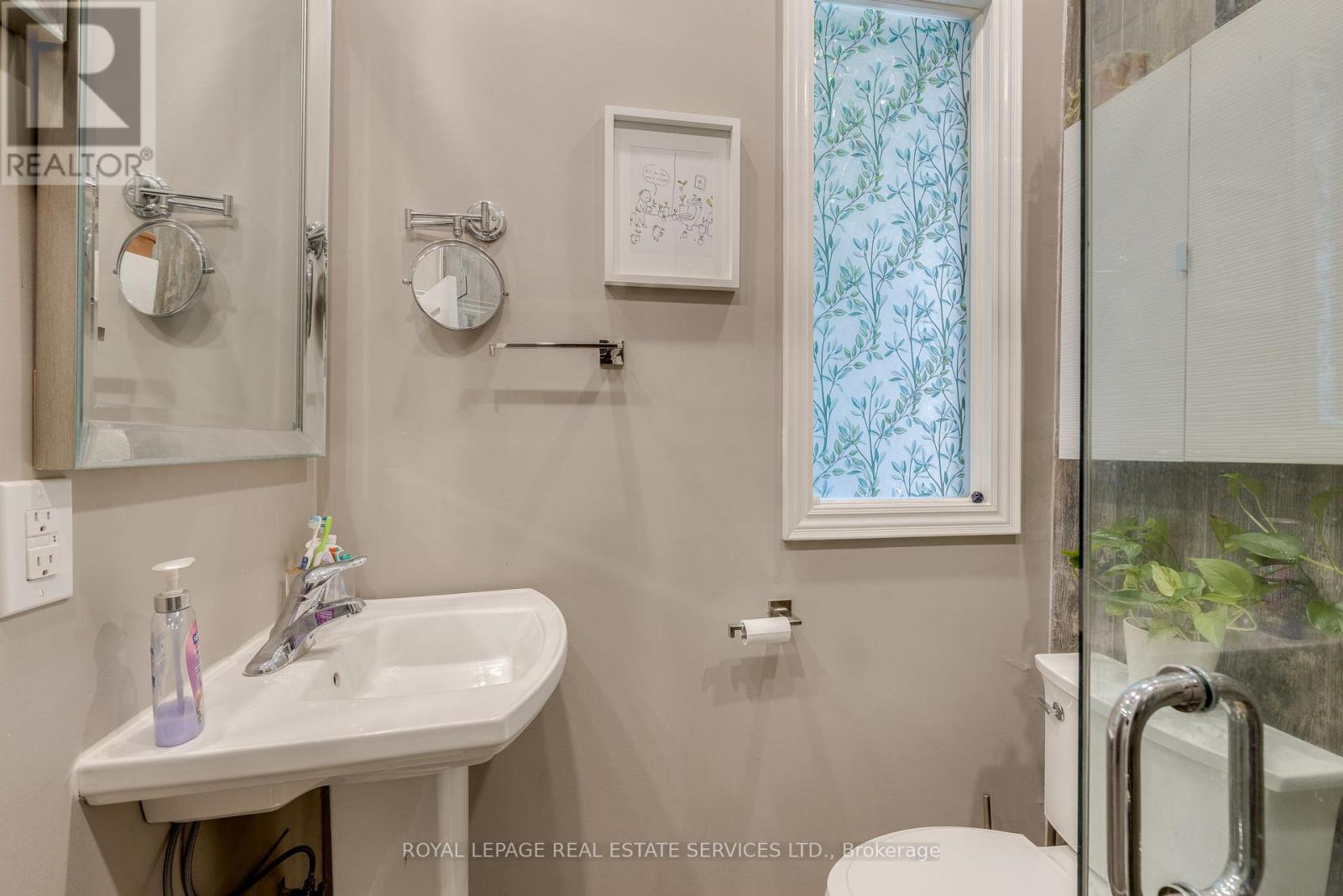 












10 FOLLIS AVENUE

,
Toronto,




Ontario
M6G1S3

