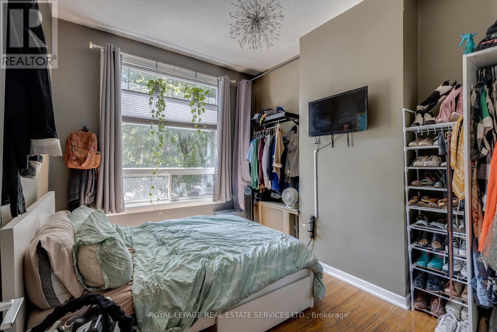 












10 FOLLIS AVENUE

,
Toronto,




Ontario
M6G1S3

