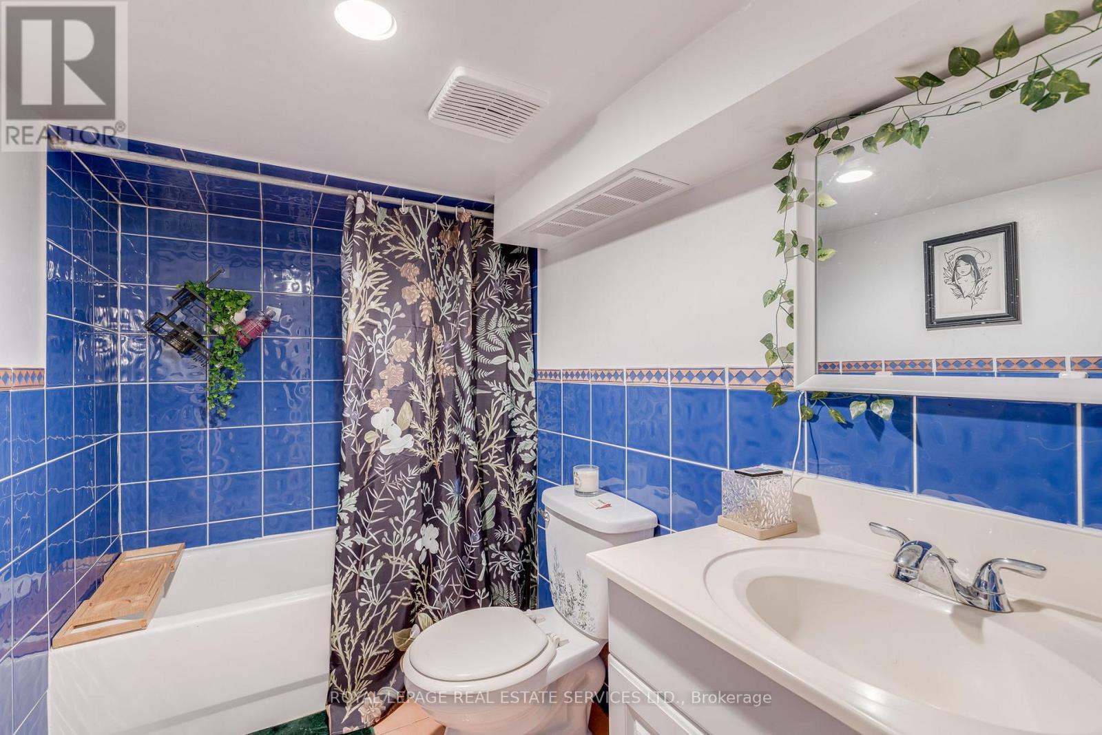 












10 FOLLIS AVENUE

,
Toronto,




Ontario
M6G1S3

