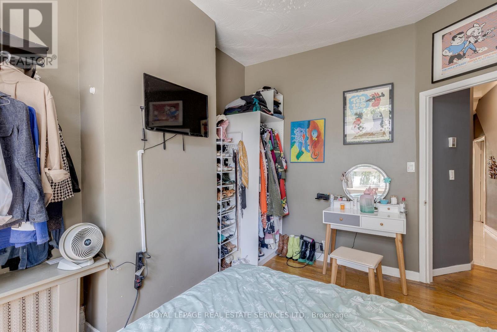 












10 FOLLIS AVENUE

,
Toronto,




Ontario
M6G1S3

