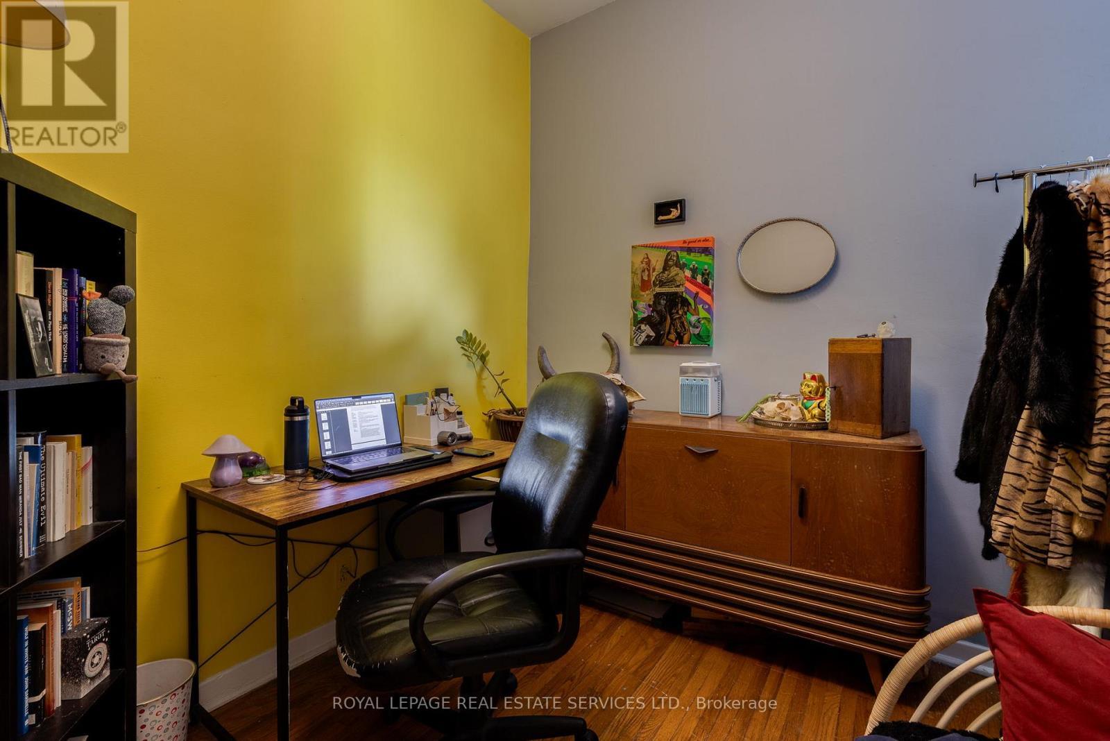 












10 FOLLIS AVENUE

,
Toronto,




Ontario
M6G1S3

