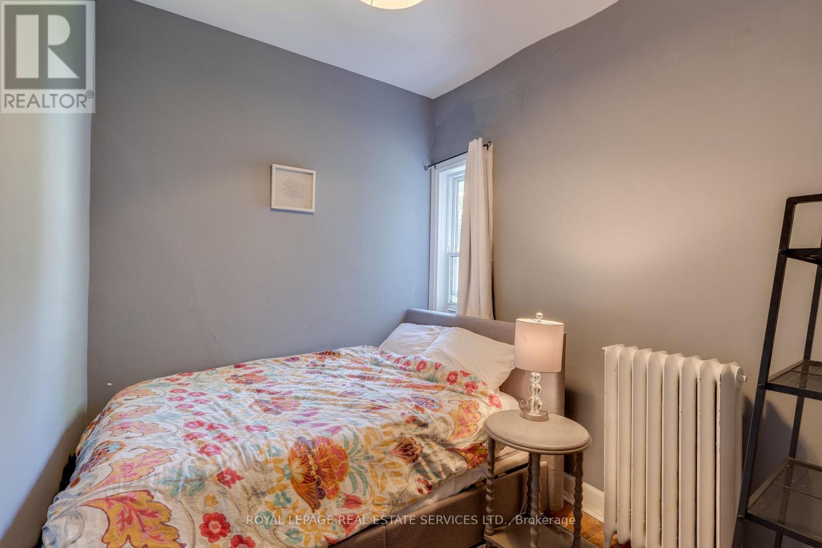 












10 FOLLIS AVENUE

,
Toronto,




Ontario
M6G1S3

