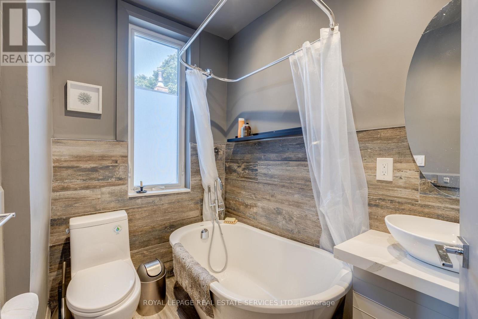 












10 FOLLIS AVENUE

,
Toronto,




Ontario
M6G1S3

