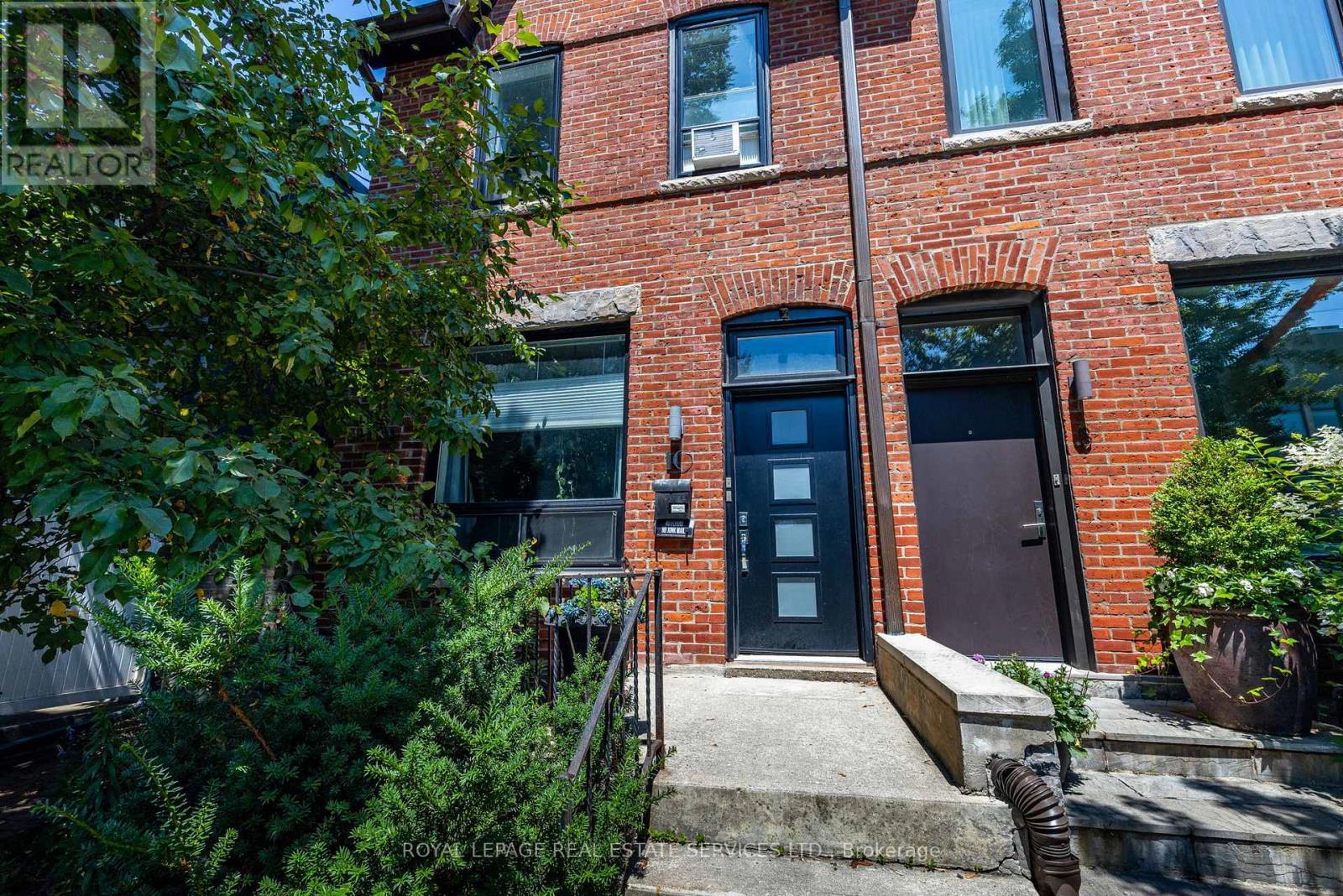 












10 FOLLIS AVENUE

,
Toronto,




Ontario
M6G1S3

