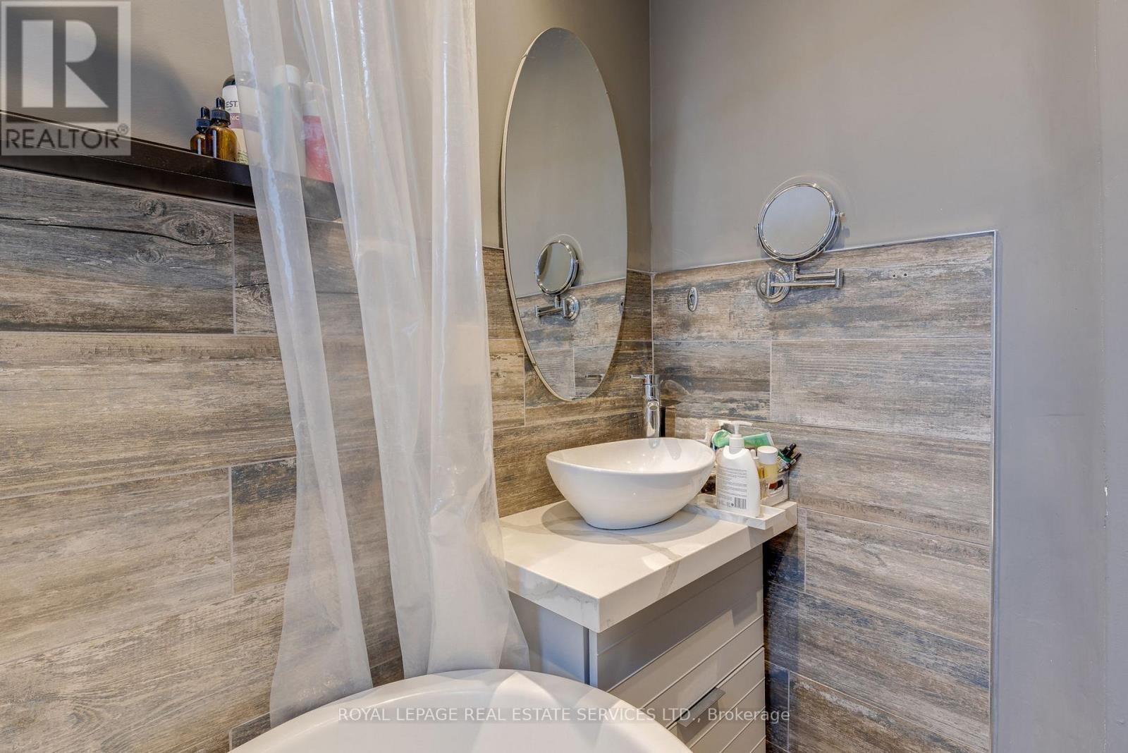 












10 FOLLIS AVENUE

,
Toronto,




Ontario
M6G1S3

