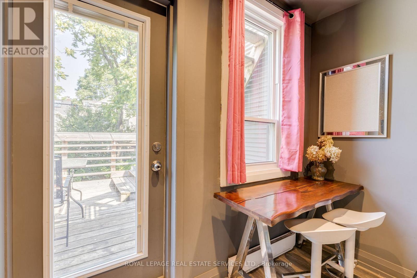 












10 FOLLIS AVENUE

,
Toronto,




Ontario
M6G1S3


