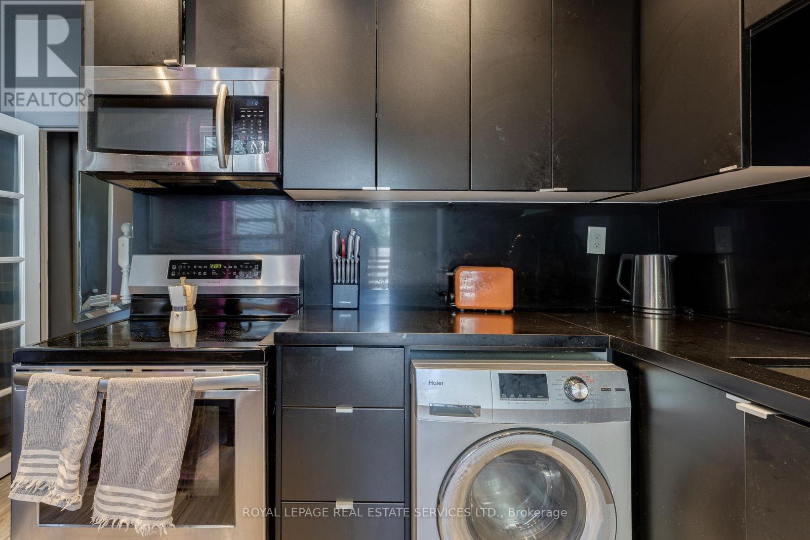 












10 FOLLIS AVENUE

,
Toronto,




Ontario
M6G1S3

