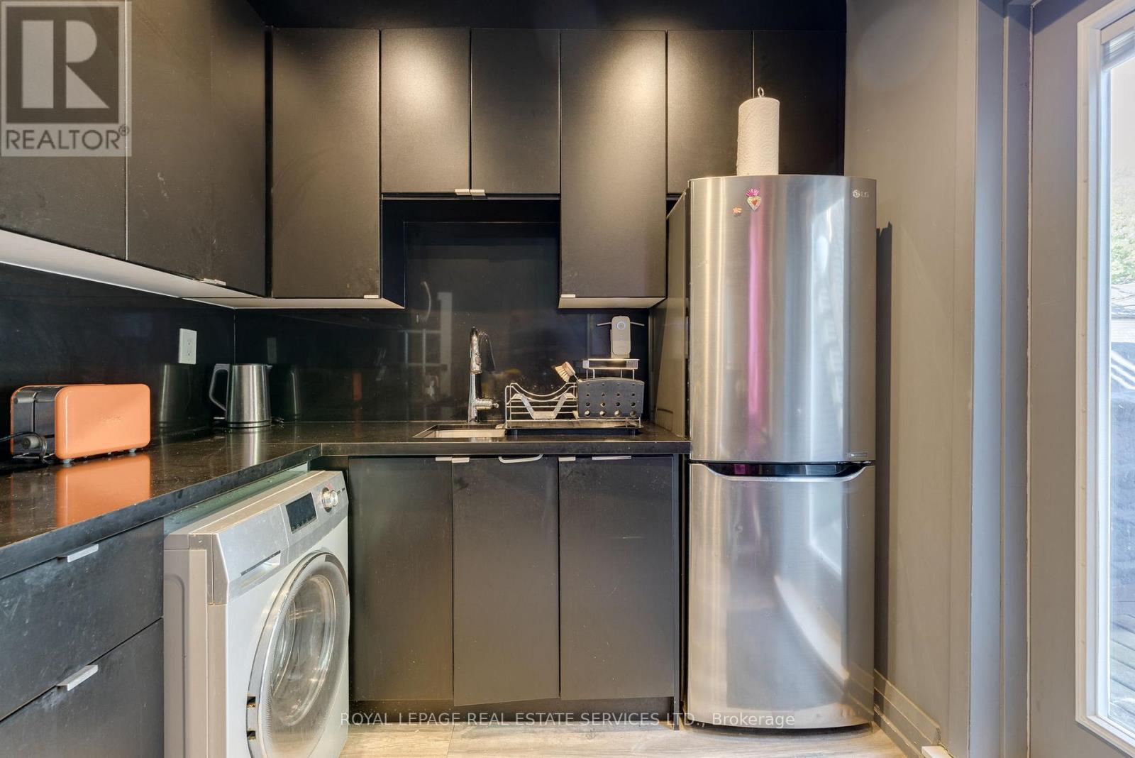 












10 FOLLIS AVENUE

,
Toronto,




Ontario
M6G1S3

