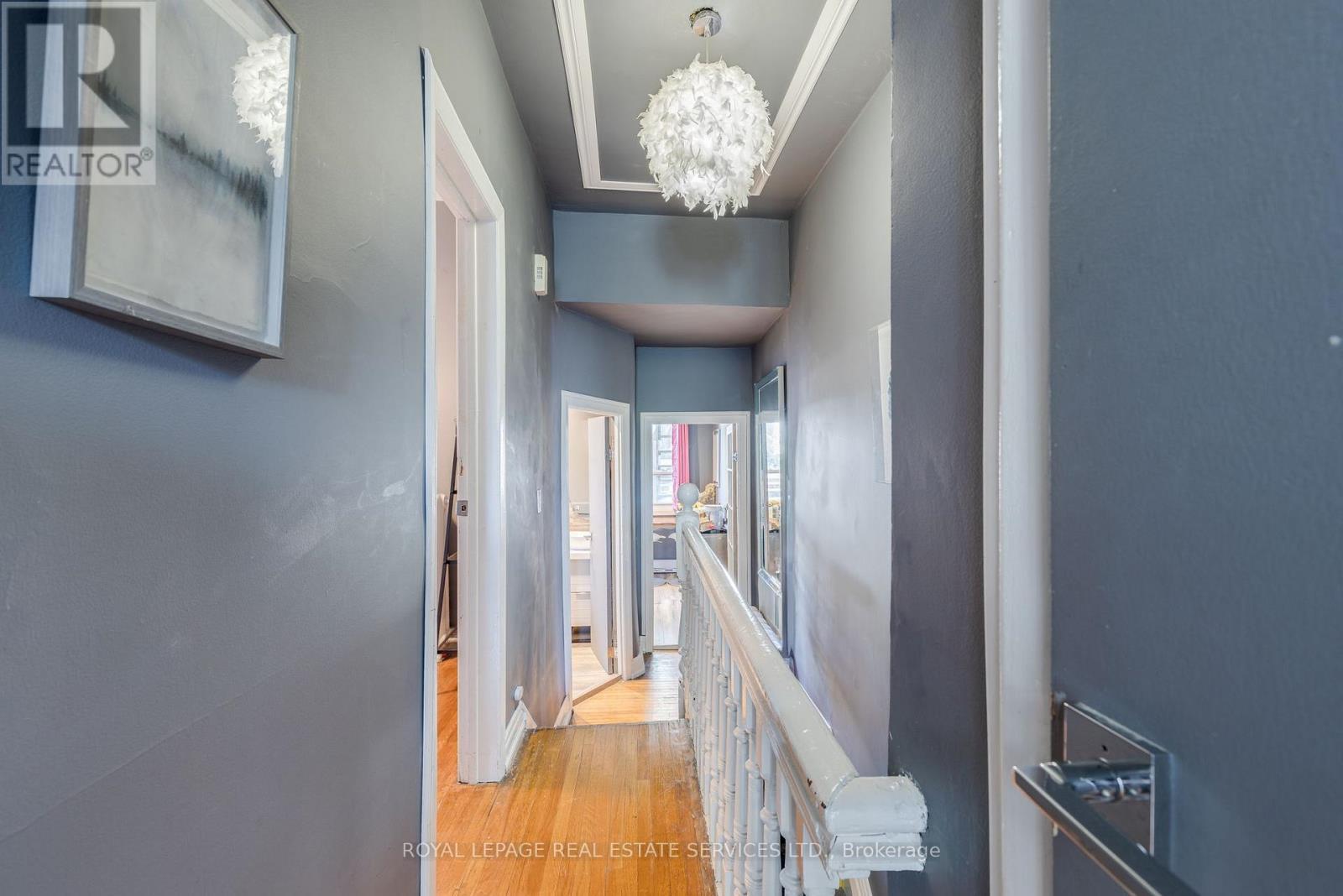 












10 FOLLIS AVENUE

,
Toronto,




Ontario
M6G1S3

