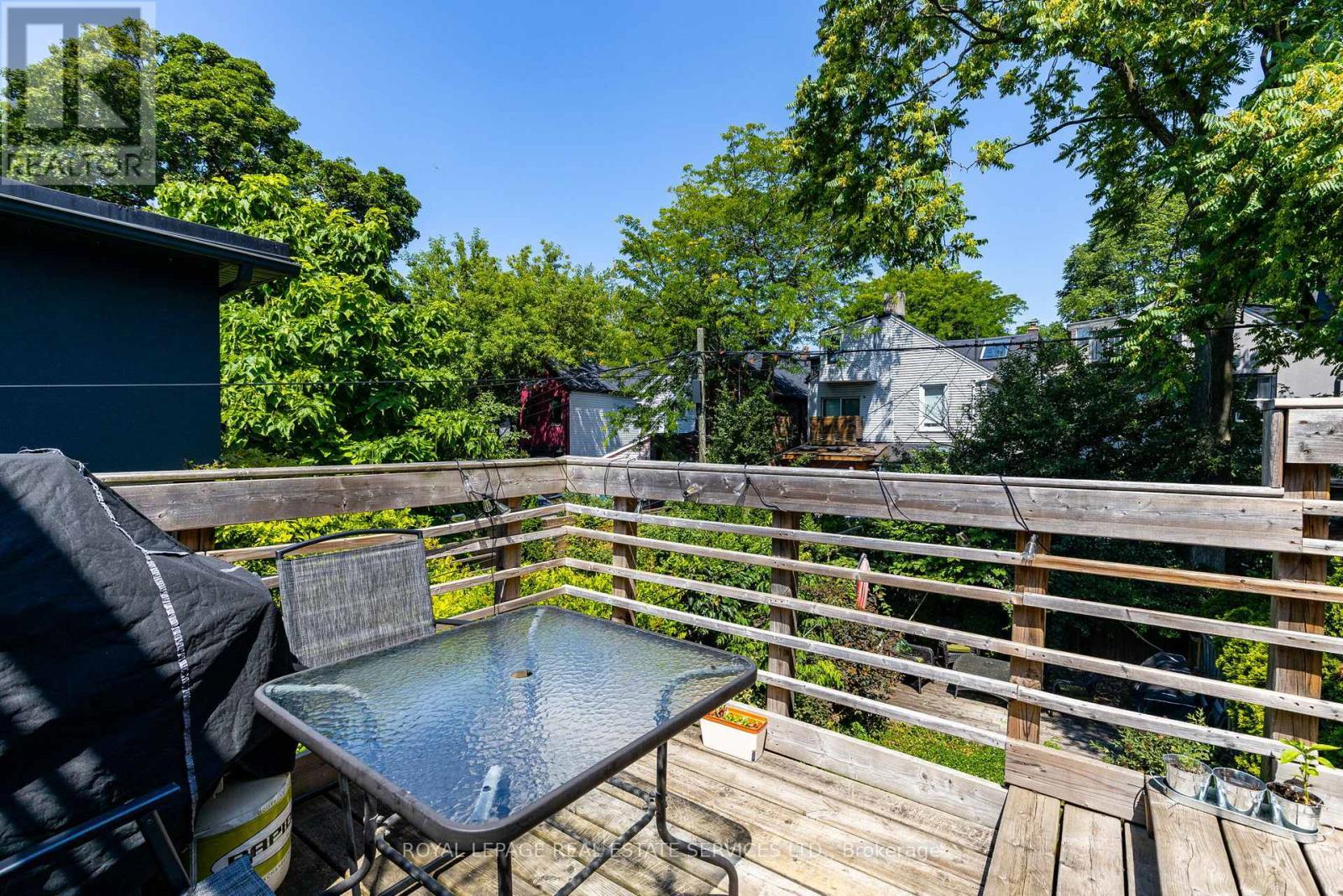 












10 FOLLIS AVENUE

,
Toronto,




Ontario
M6G1S3

