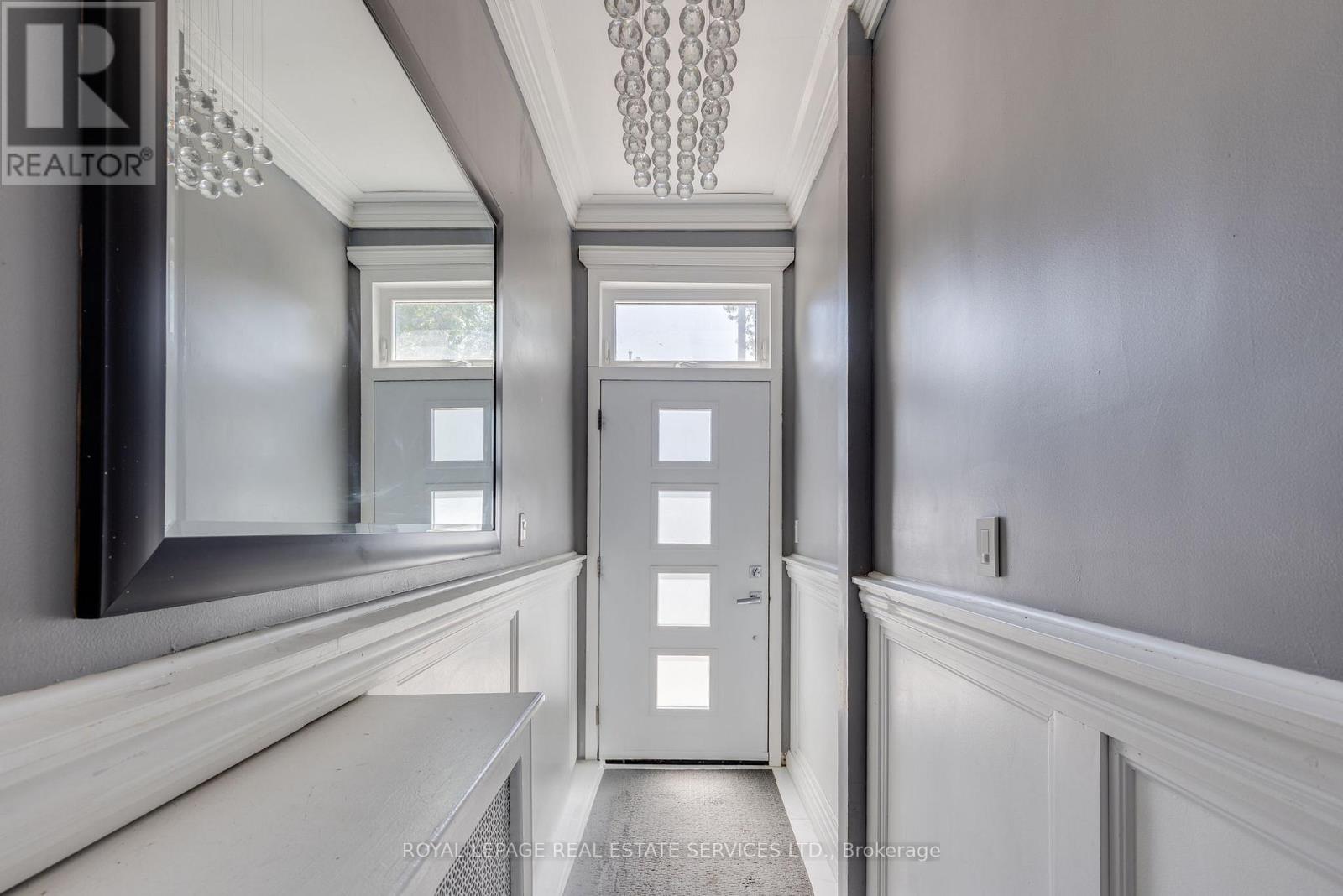 












10 FOLLIS AVENUE

,
Toronto,




Ontario
M6G1S3

