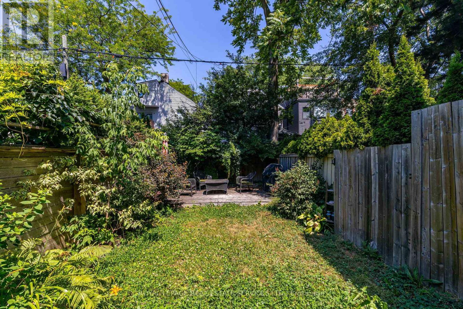 












10 FOLLIS AVENUE

,
Toronto,




Ontario
M6G1S3

