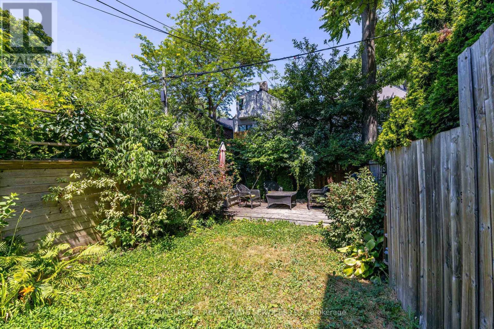 












10 FOLLIS AVENUE

,
Toronto,




Ontario
M6G1S3

