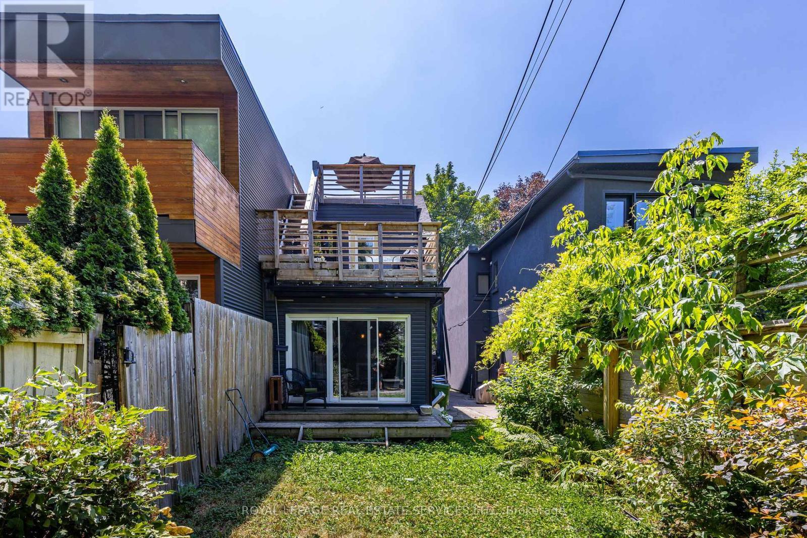 












10 FOLLIS AVENUE

,
Toronto,




Ontario
M6G1S3

