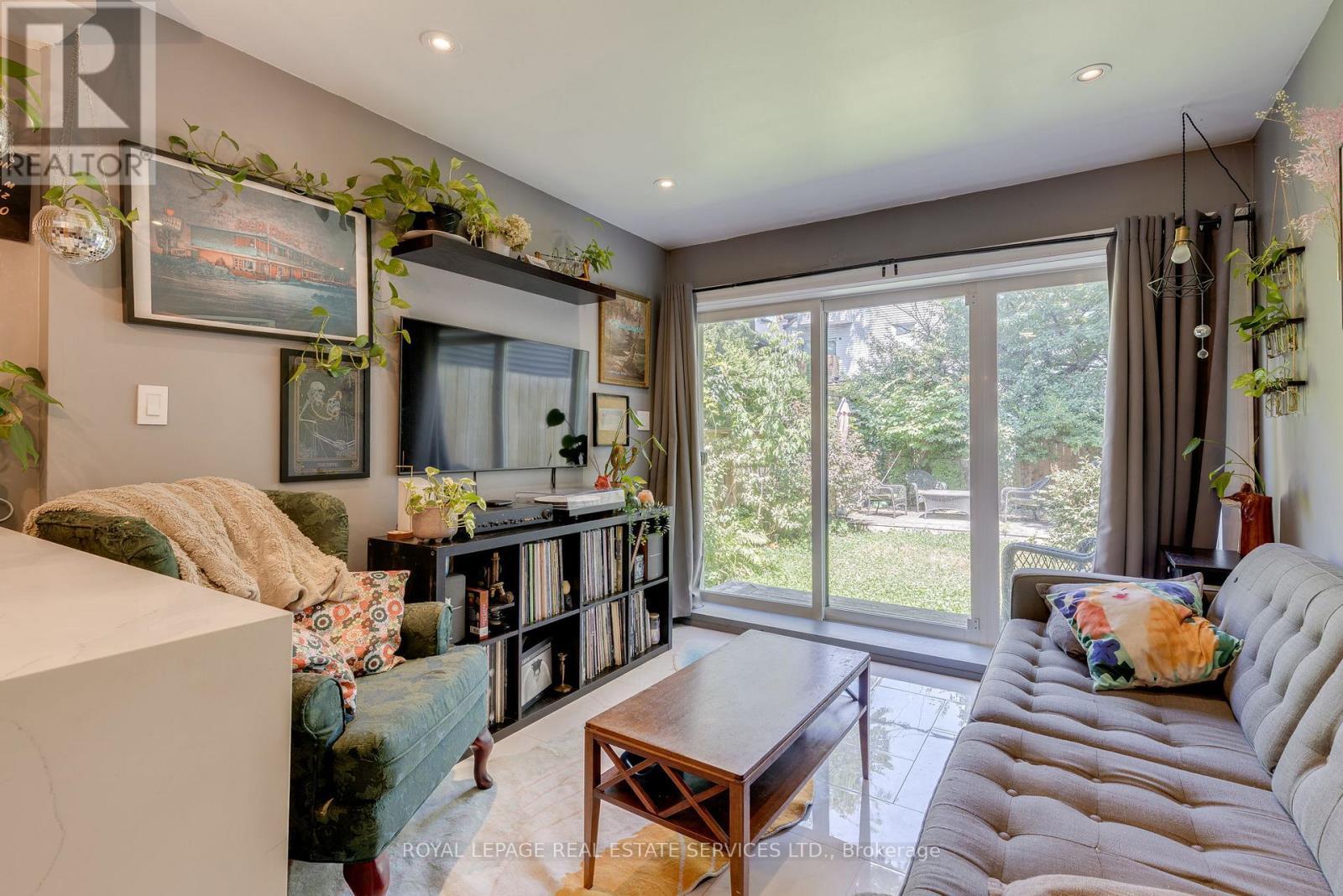 












10 FOLLIS AVENUE

,
Toronto,




Ontario
M6G1S3

