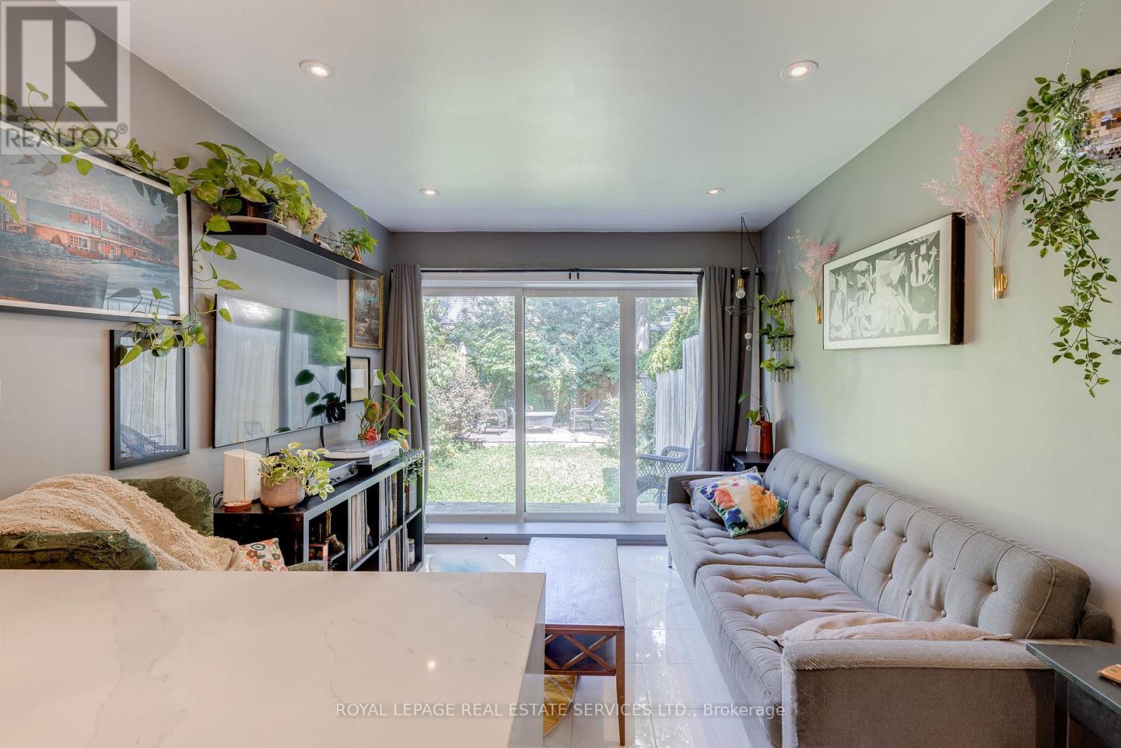 












10 FOLLIS AVENUE

,
Toronto,




Ontario
M6G1S3

