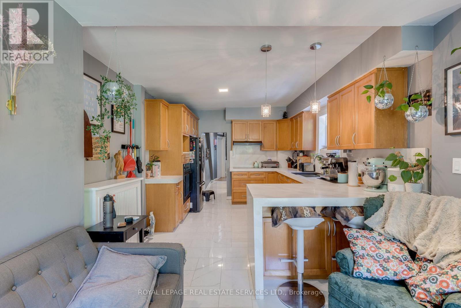 












10 FOLLIS AVENUE

,
Toronto,




Ontario
M6G1S3

