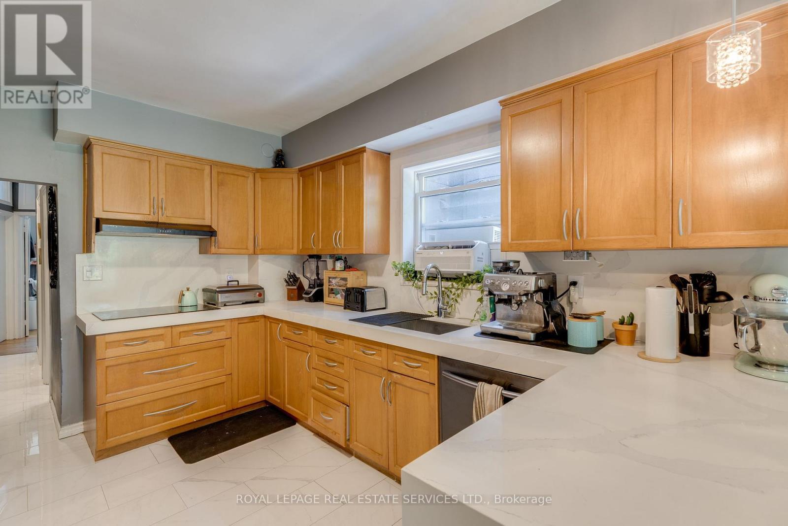 












10 FOLLIS AVENUE

,
Toronto,




Ontario
M6G1S3

