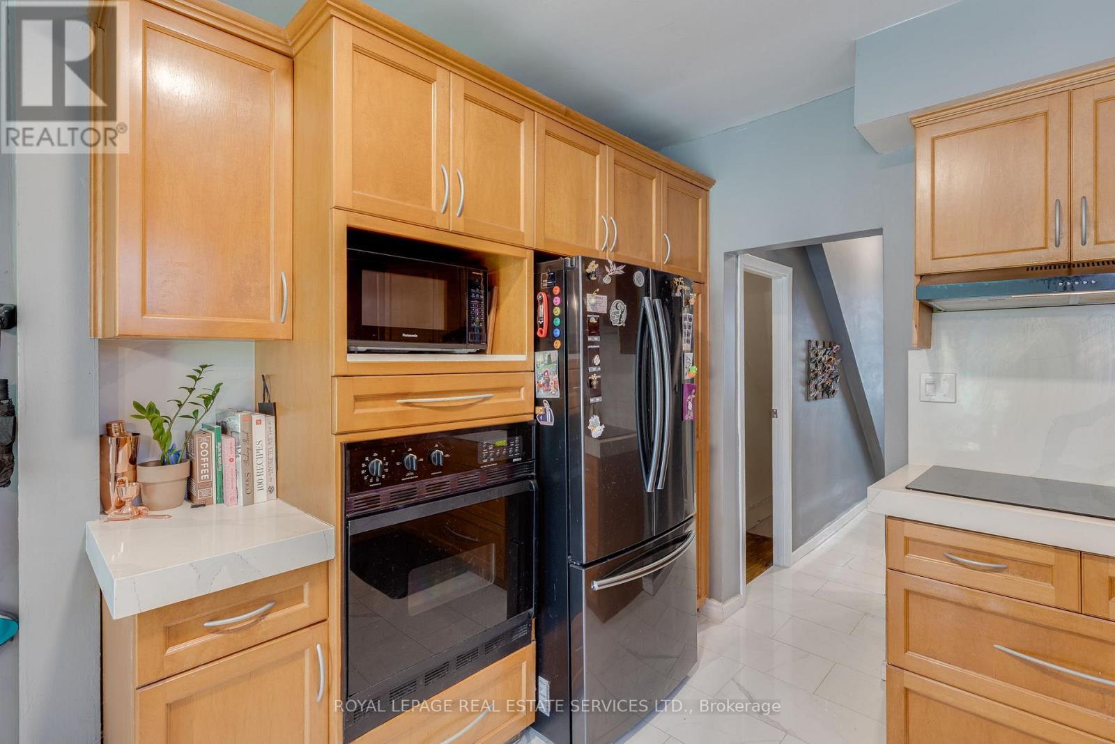 












10 FOLLIS AVENUE

,
Toronto,




Ontario
M6G1S3

