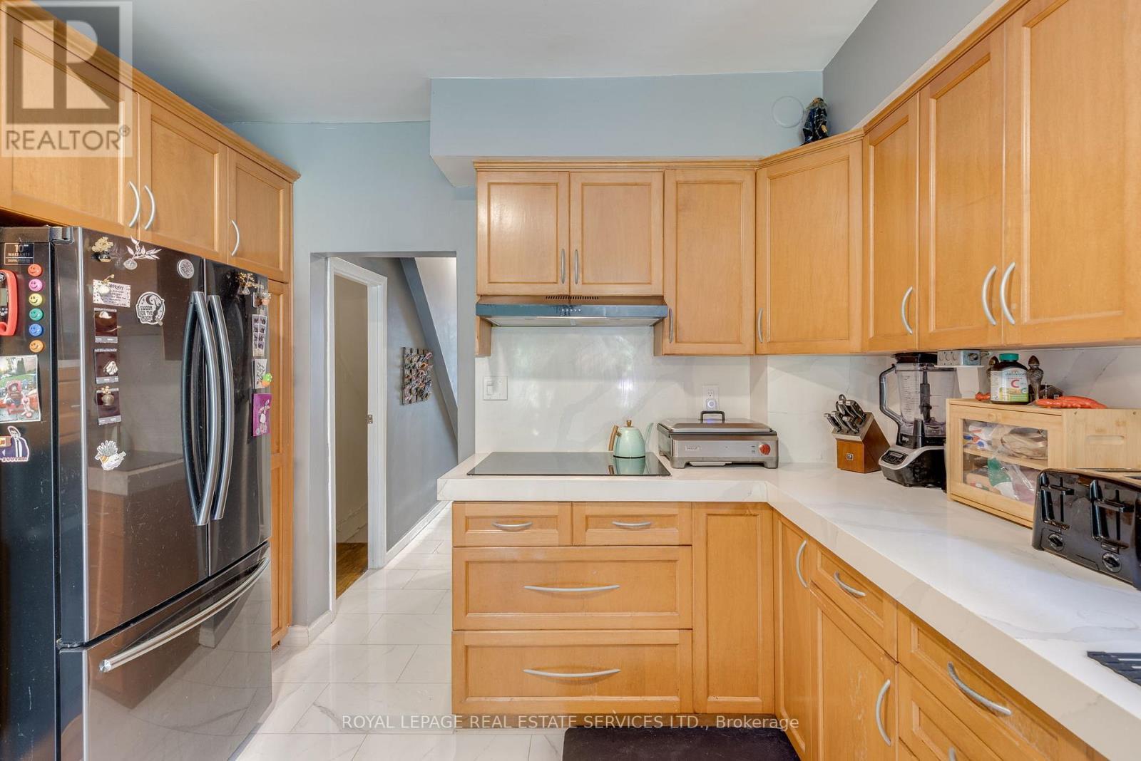 












10 FOLLIS AVENUE

,
Toronto,




Ontario
M6G1S3


