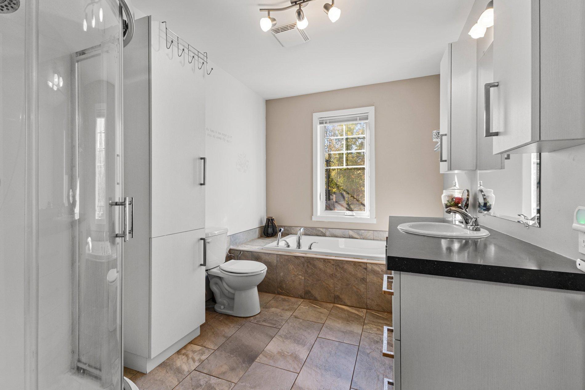 









128


Rue Arbour

,
Farnham,




QC
J2N0C8

