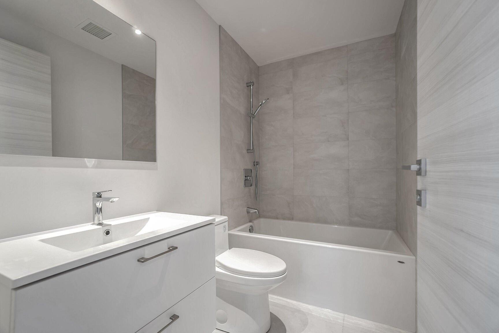 









1485


Rue des Bassins

, 821,
Montréal (Le Sud-Ouest),




QC
H3C1B7

