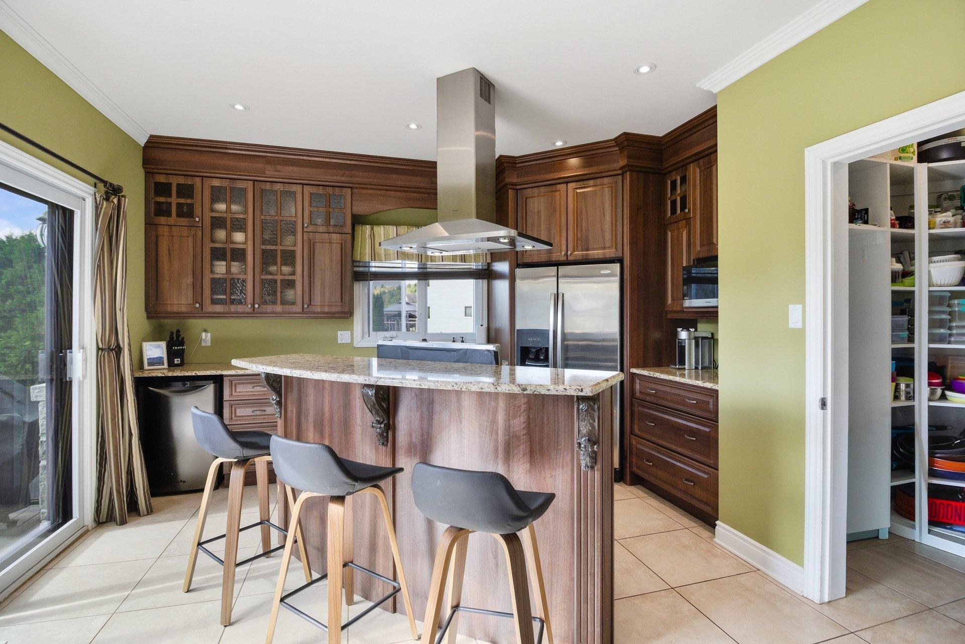 









69


Ch. des Bâtisseurs

,
Val-des-Monts,




QC
J8N7C4

