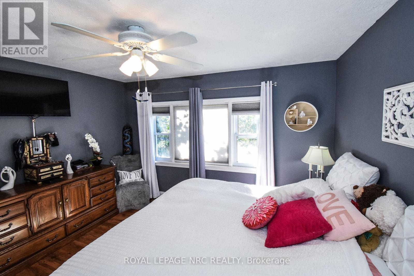 












5367 KITCHENER STREET

,
Niagara Falls (Clifton Hill),




Ontario
L2G1B6

