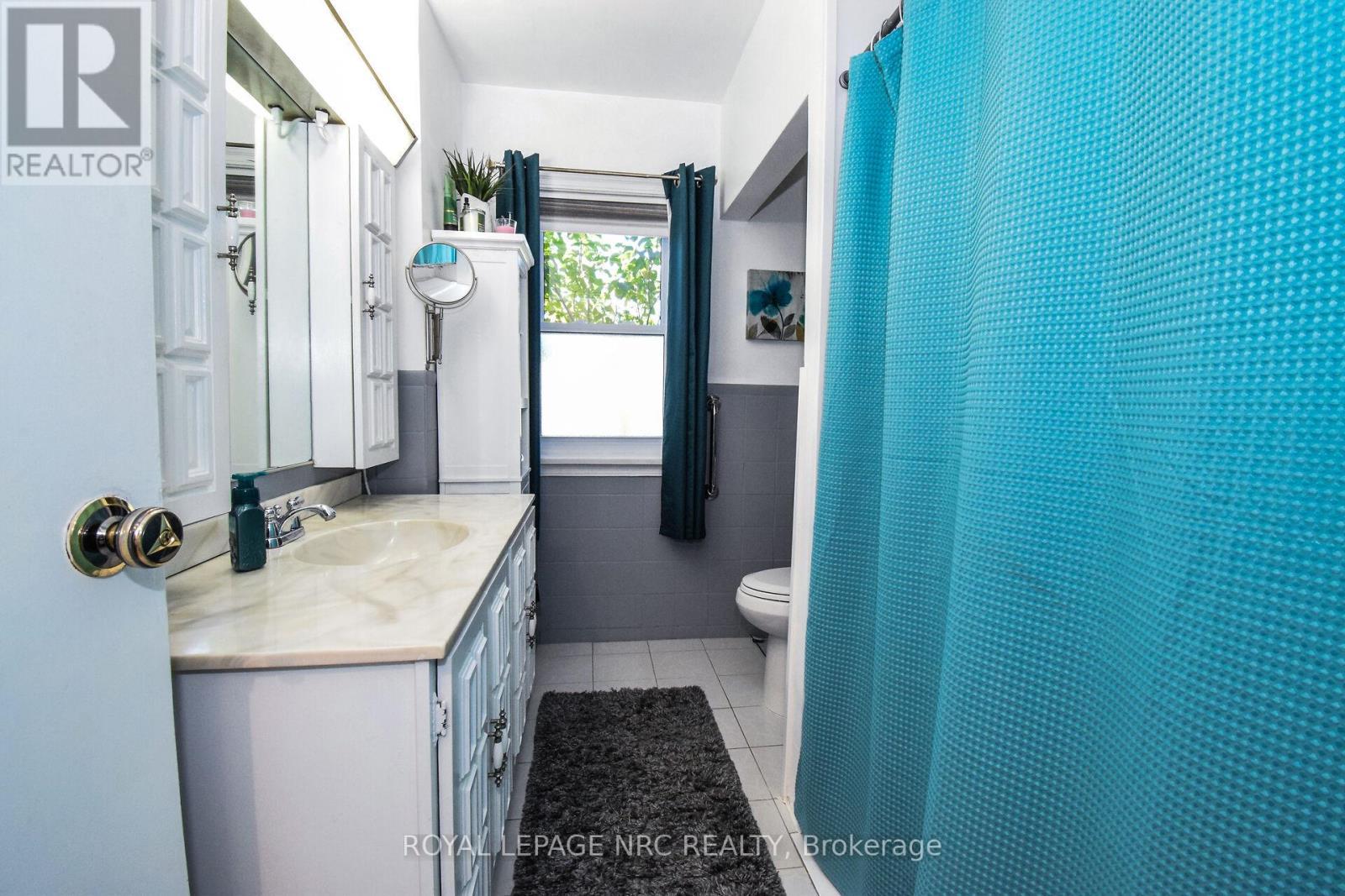 












5367 KITCHENER STREET

,
Niagara Falls (Clifton Hill),




Ontario
L2G1B6

