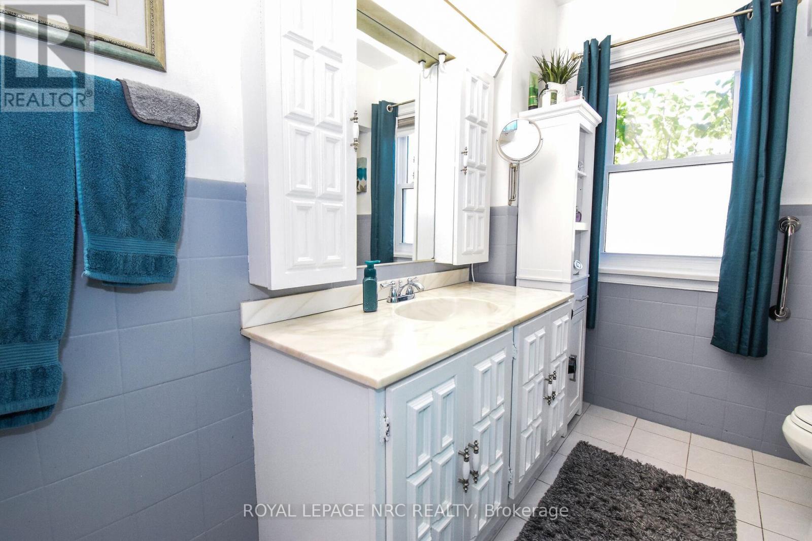 












5367 KITCHENER STREET

,
Niagara Falls (Clifton Hill),




Ontario
L2G1B6

