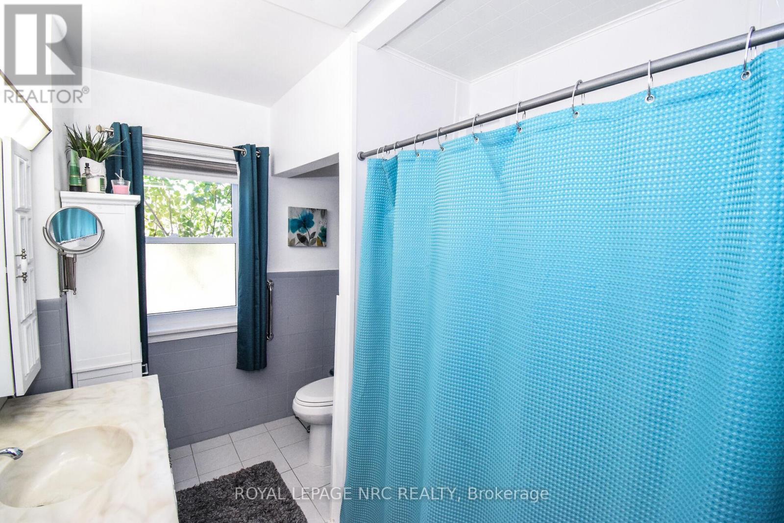 












5367 KITCHENER STREET

,
Niagara Falls (Clifton Hill),




Ontario
L2G1B6

