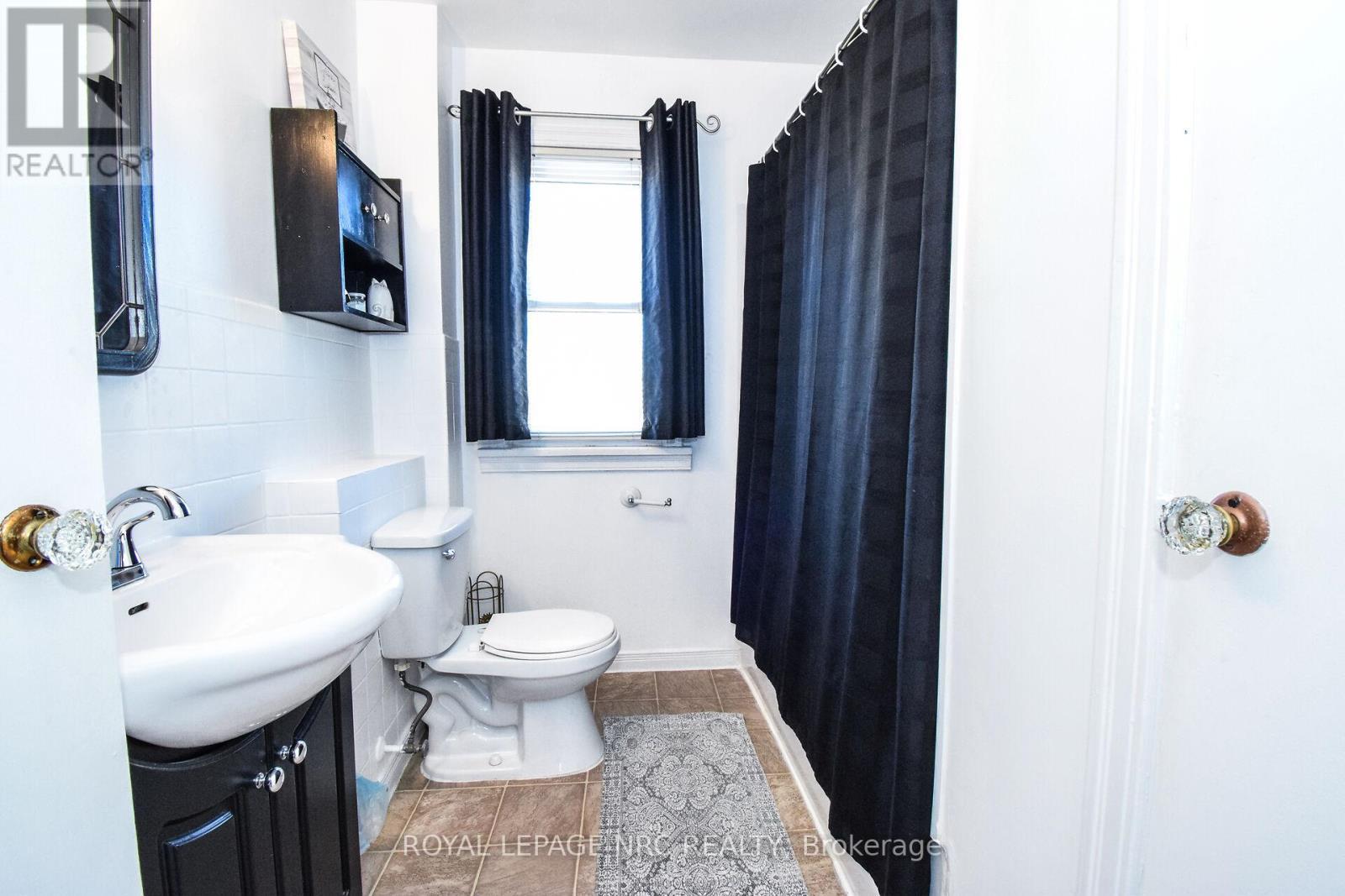 












5367 KITCHENER STREET

,
Niagara Falls (Clifton Hill),




Ontario
L2G1B6

