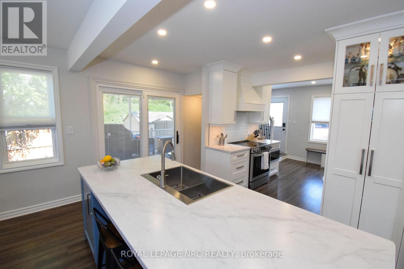 












128 HAIG STREET

,
St. Catharines (Haig),




Ontario
L2R6L2

