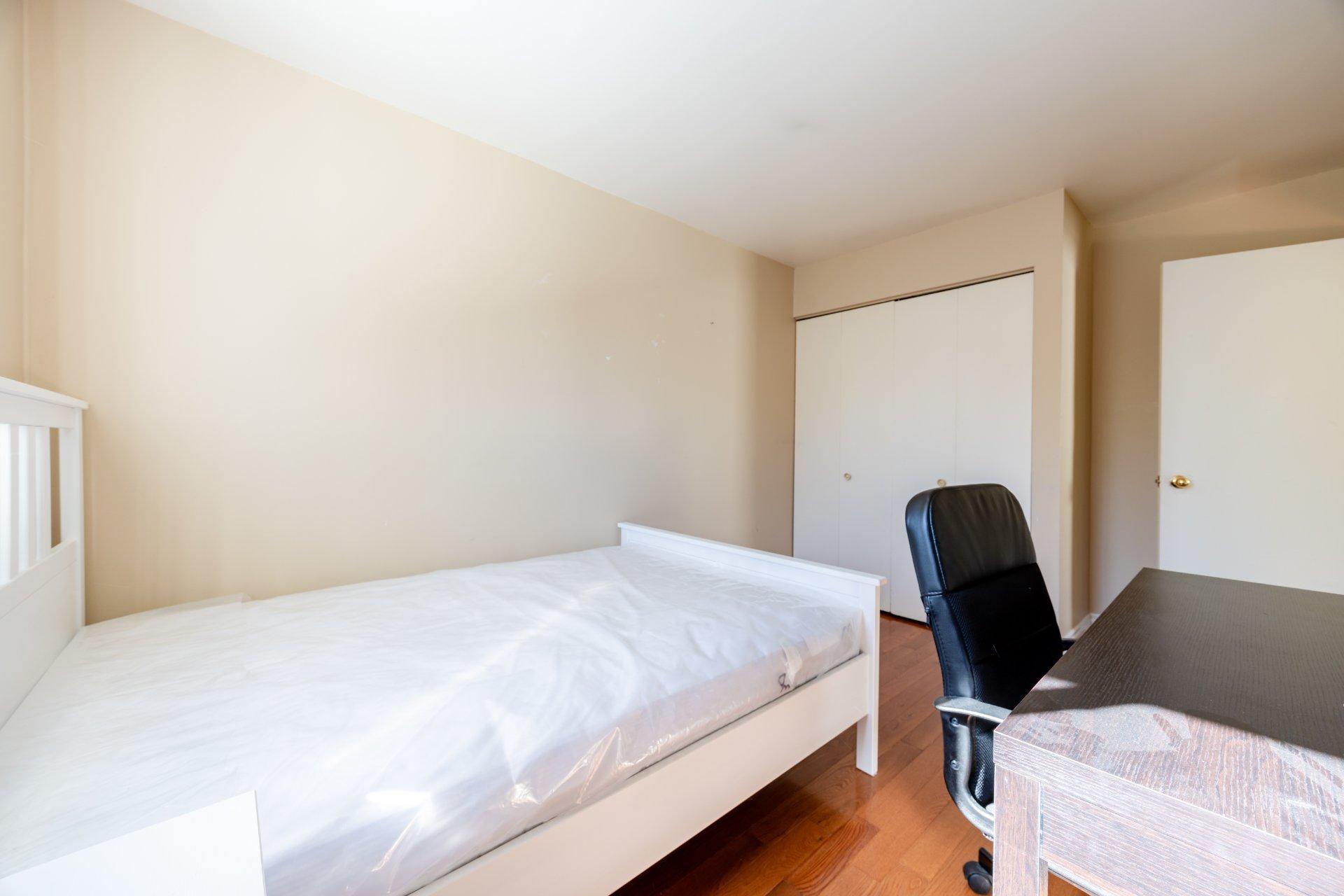 









37


Av. d'Old Post Crescent

,
Pointe-Claire,




QC
H9R5E5

